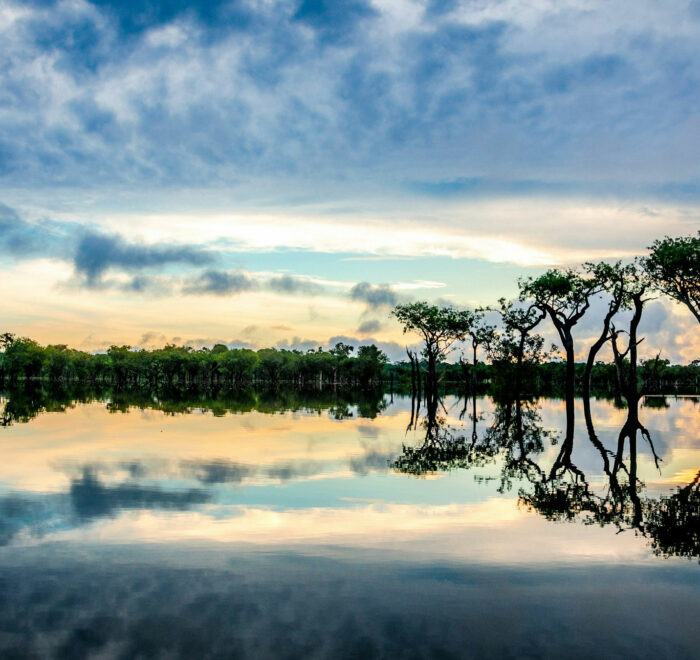 Coucher de soleil sur le fleuve Amazone en Amazonie au Brésil.