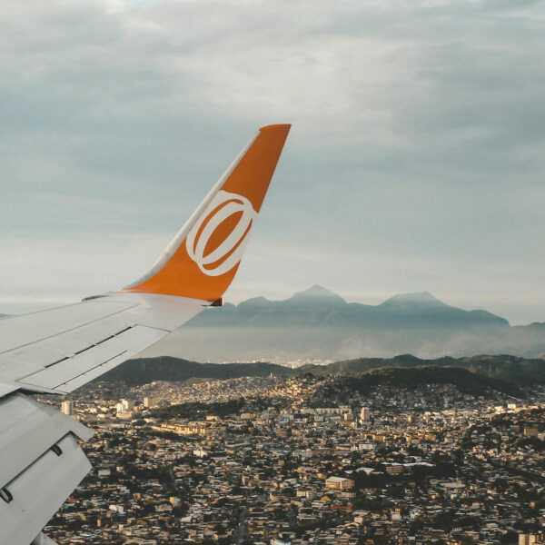 Vue aérienne de Rio de Janeiro depuis l’avion avec l’aile visible au premier plan
