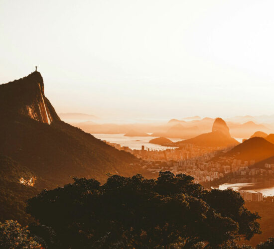 Le Christ Rédempteur regardant le lever du soleil sur Rio de Janeiro