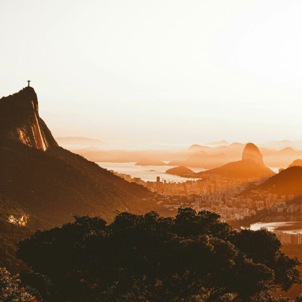 Le Christ Rédempteur regardant le lever du soleil sur Rio de Janeiro