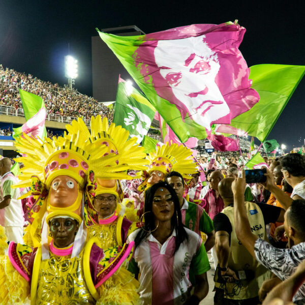 Danseurs du carnaval de Rio en costume coloré et festif