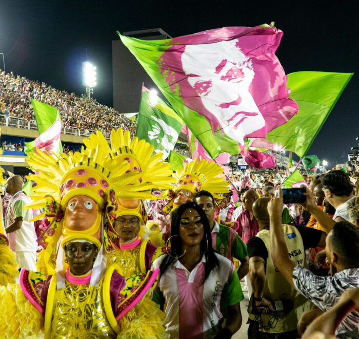 Danseurs du carnaval de Rio en costume coloré et festif