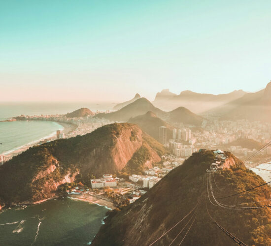 Vue du funiculaire du Pain de Sucre à Rio au lever du soleil avec légère brume matinale