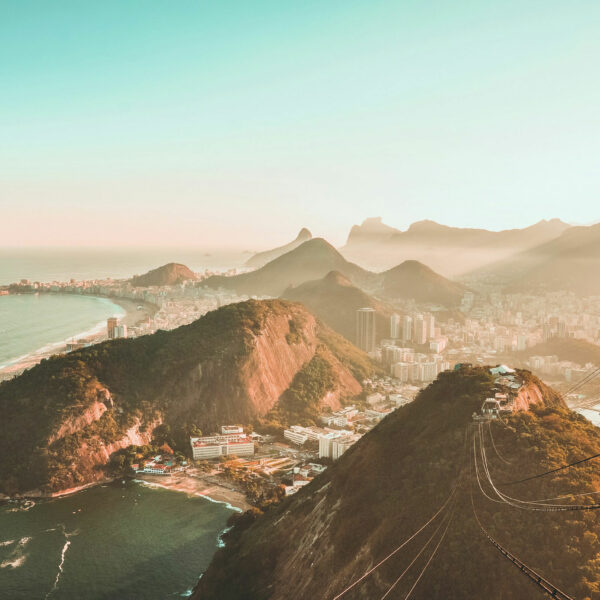 Vue du funiculaire du Pain de Sucre à Rio au lever du soleil avec légère brume matinale