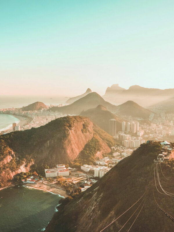 Vue du funiculaire du Pain de Sucre à Rio au lever du soleil avec légère brume matinale