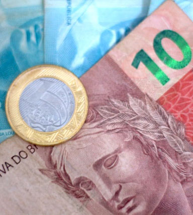 Une pièce et un billet de Real brésilien (BRL)